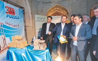 رونمایی از پازل سه بعدی چوبی کاخ عالی قاپو و پل خواجو با حضور رییس جمهور وقت